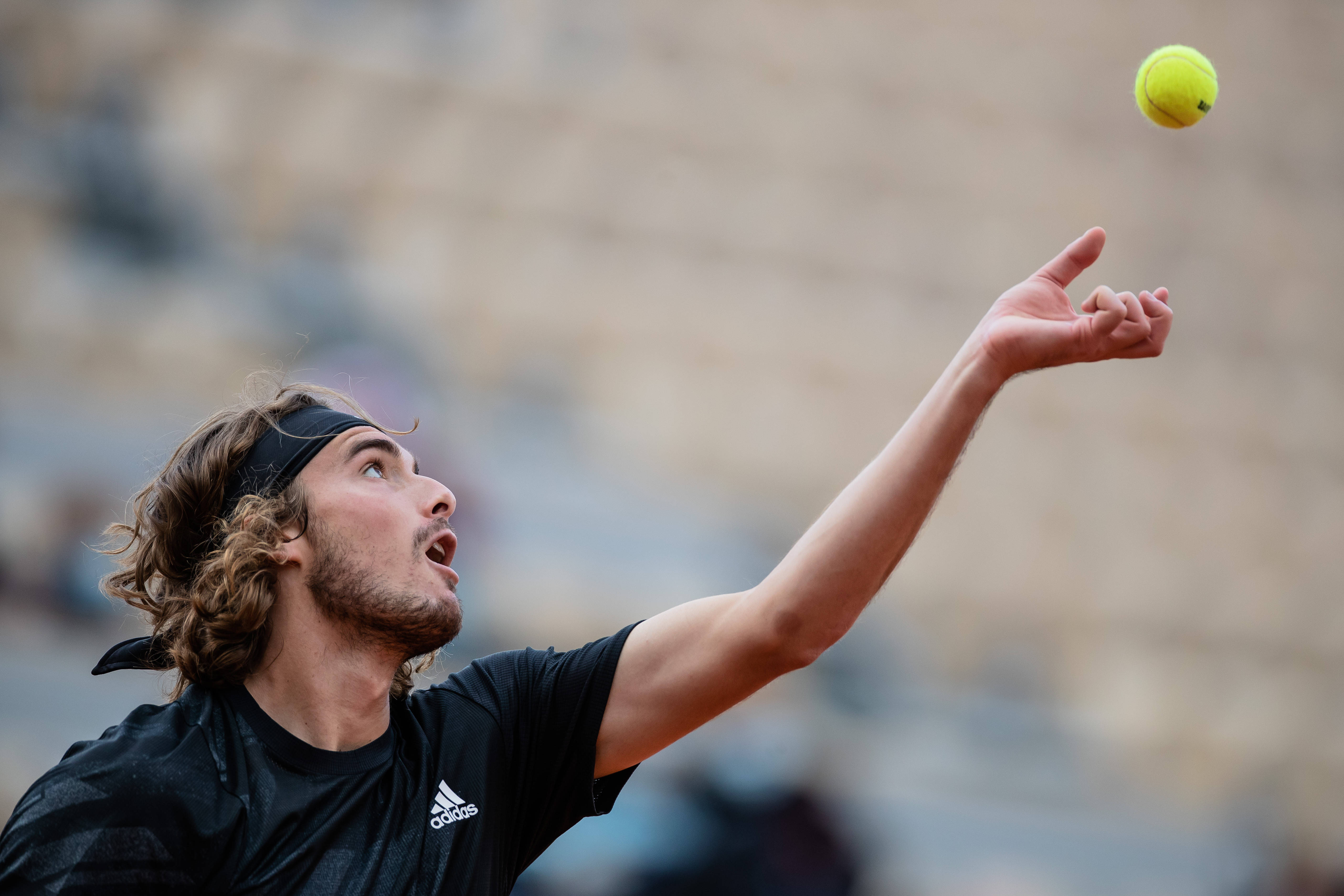 PG平台-英国网球队险胜西班牙网球队,西西帕斯高光表现