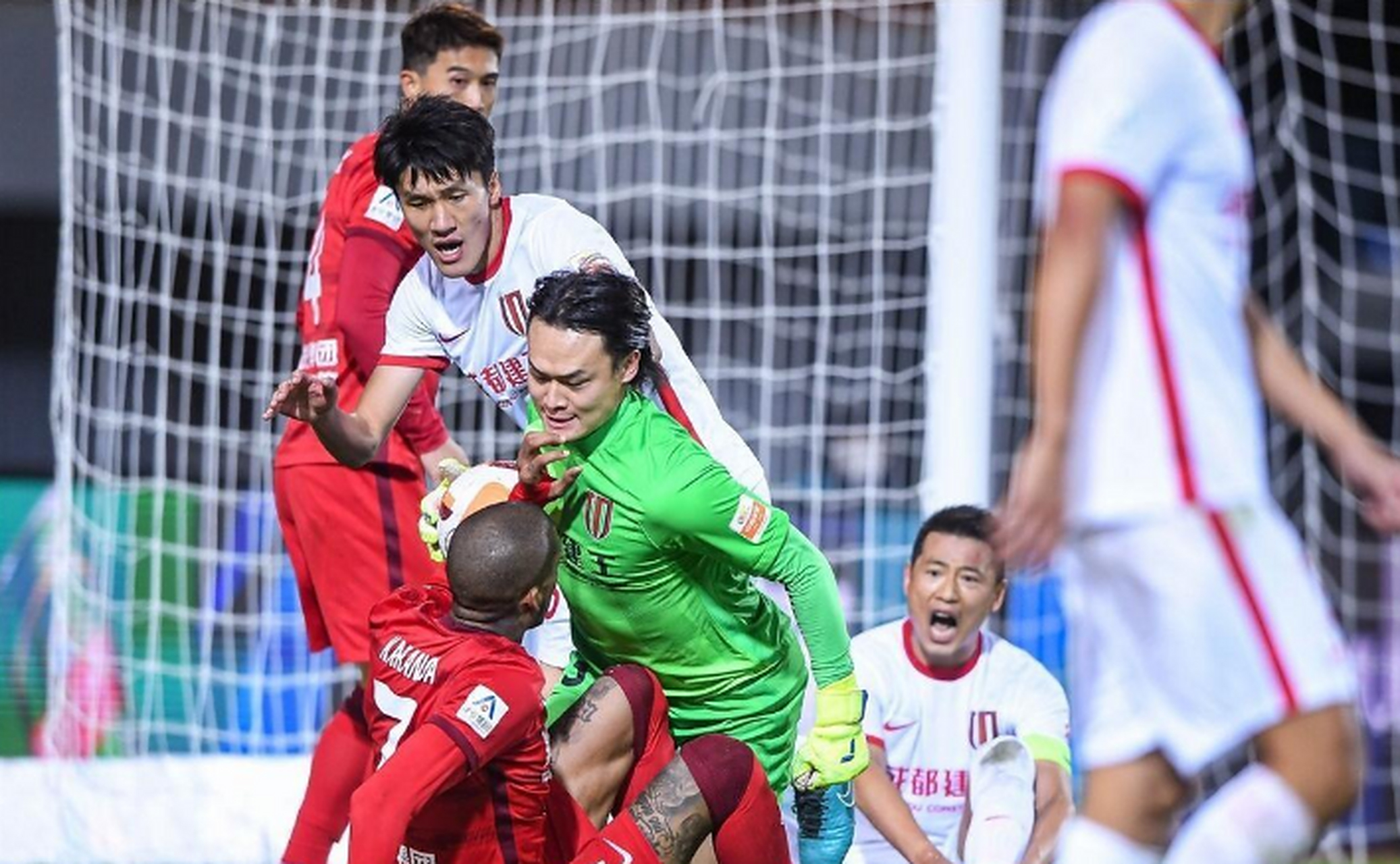 PG电子游戏-强强对话,中超联赛赛场上的战斗惊险刺激