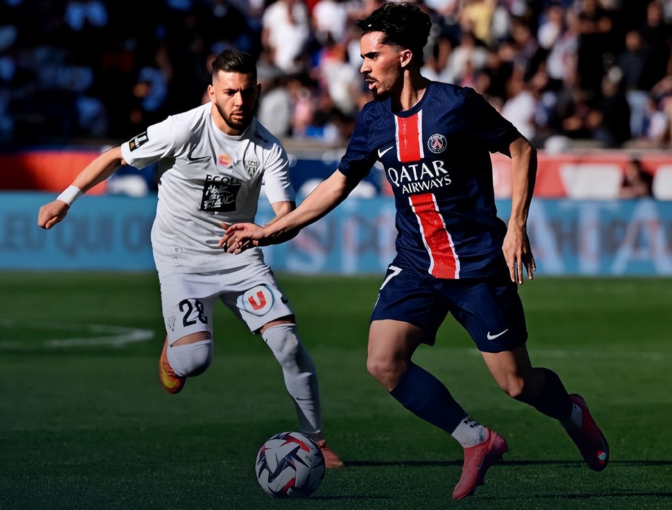 PG平台-巴黎圣日耳曼重夺联赛领先地位，主场击败对手