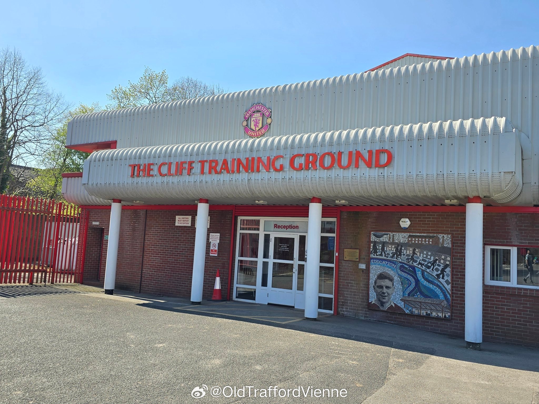 PG电子官方-里昂球迷疯狂挥舞球队旗帜,现场气氛火爆